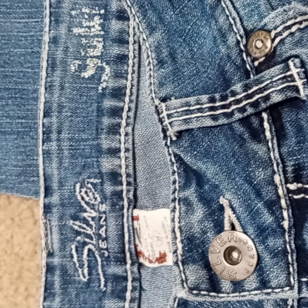 Silver Jeans Suki Capri, med wash, slightly distressed.  (Sz 5) 27" waist.
